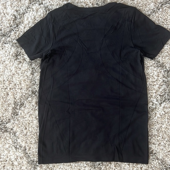 GAPFIT WOMENS ATHLETIC VENTED STRETCH SHIRT | BLACK | MEDIUM - Picture 2 of 3